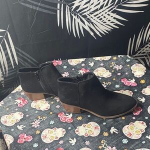 Amazon Essentials Women’s Black Ankle Booties Size 8.5– Low Block Heel Zip Boots